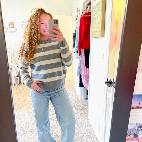 Theory 100% Cashmere Striped Grey and White Sweater - Picture 3 of 6